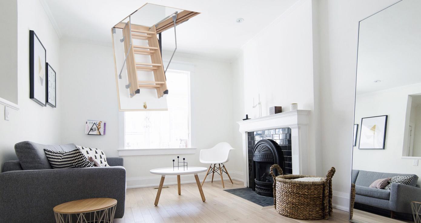 інтер'єр з горищних сходами